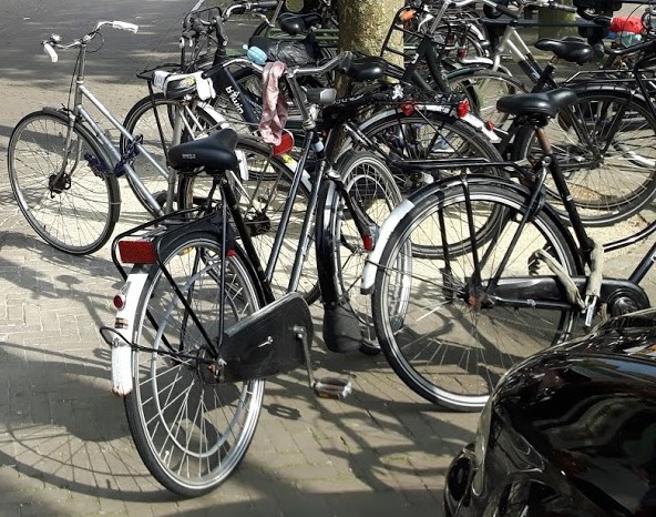 Fietsen op stoep.jpg